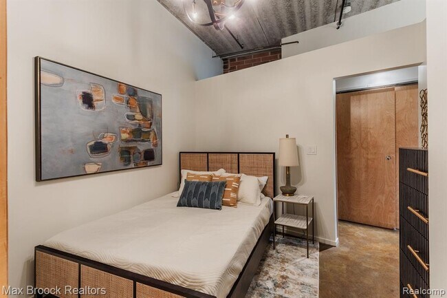 Building Photo - 333 E Parent Ave