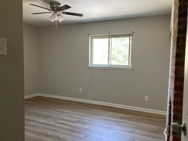 Building Photo - 2BR/1BA Townhouse in Central Northside! September 1 Move in!