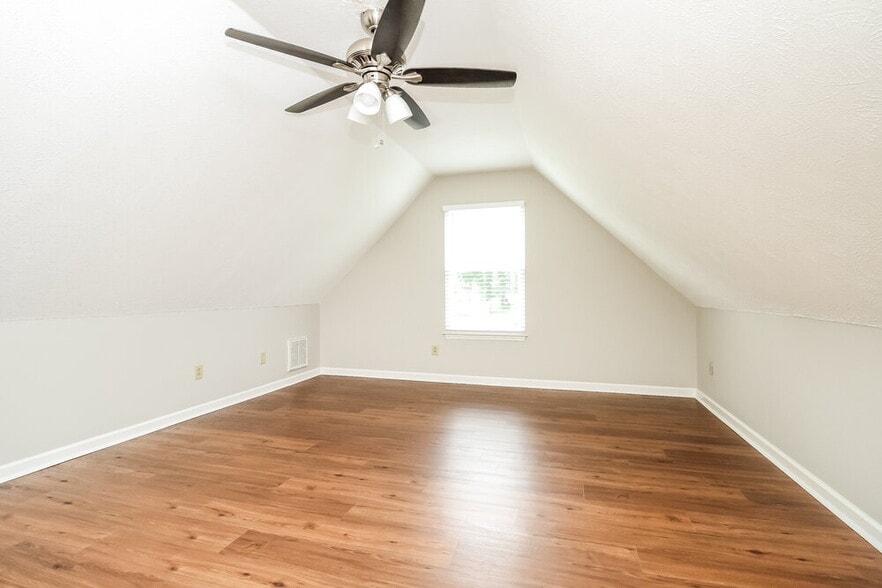 Building Photo - 411 Randall Ln