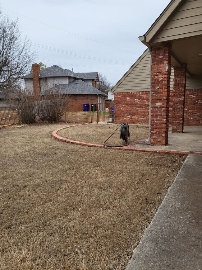 Building Photo - 604 Shadow Grove Ct