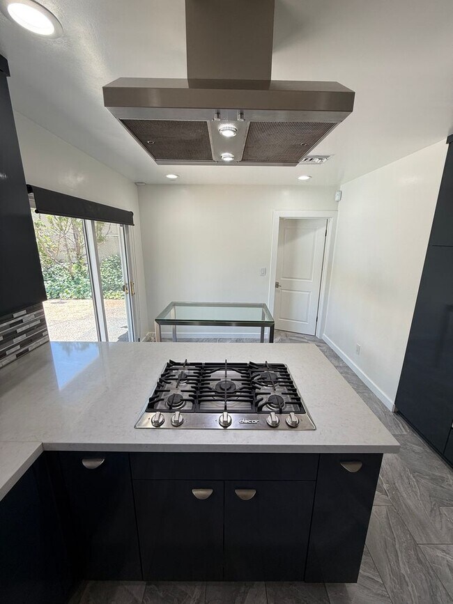 Building Photo - Beautiful One Level, 3 Bedroom, 3 Bathroom Tarzana Pool Home for Lease!