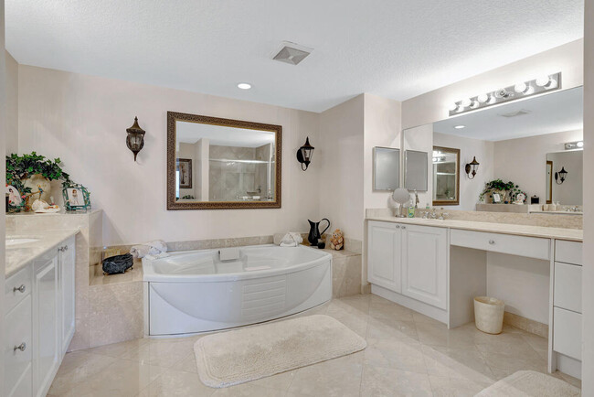 Building Photo - 700 Ocean Royale Way