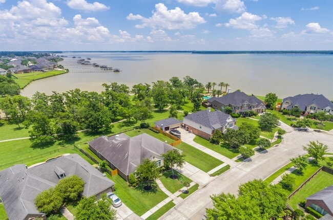 Building Photo - 15914 Cedar Shores Ln