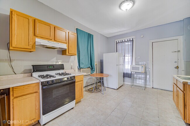 Building Photo - 1650 N Oakley Ave