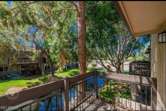 Building Photo - Stunning 3 bedroom, 2.5 bathroom Townhome ...