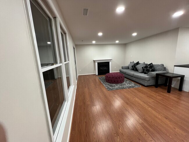 Building Photo - 5197 Glen Meadow Dr