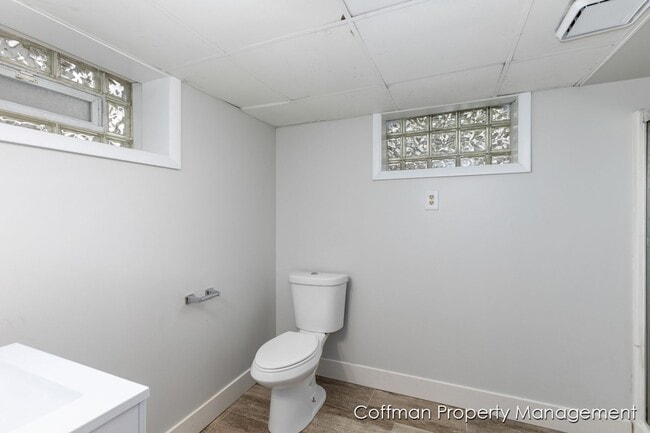 Building Photo - 4 Bed, 2 Bath Single Family Home