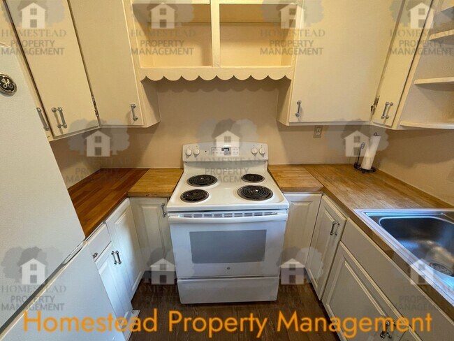 Building Photo - CHECK OUT THIS HUGE YARD!