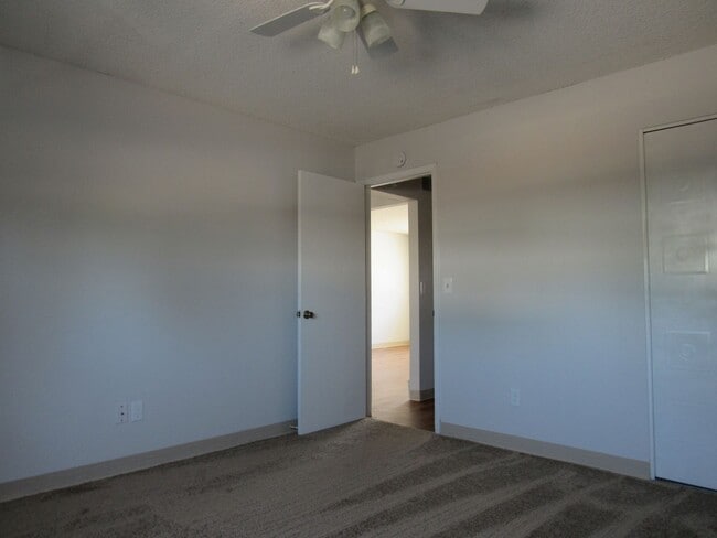 Building Photo - Remodeled Huge 4 Bedroom Townhome