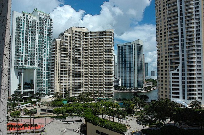 Building Photo - 540 Brickell Key Dr