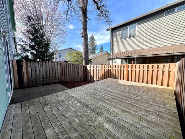 Building Photo - Spacious, Updated Townhome in Prime Beaverton Location!
