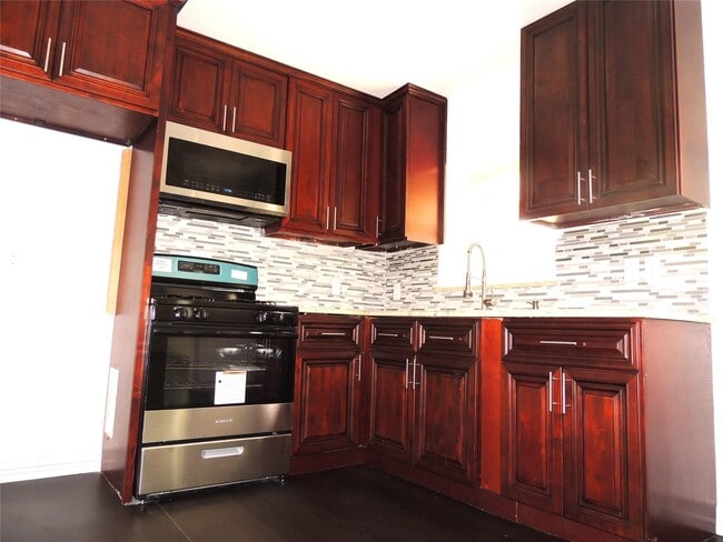 Building Photo - 1242 Chevy Chase Dr