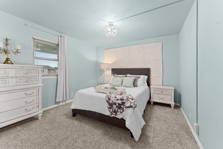 Building Photo - 1304 E Sylvan Cir