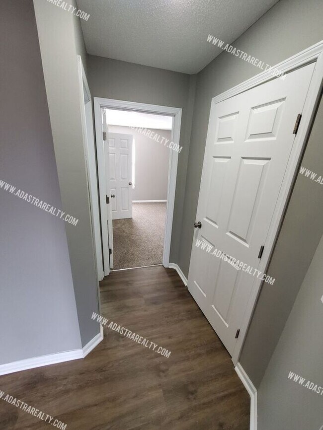 Building Photo - Gorgeous Modern Shawnee Townhome!! So much...