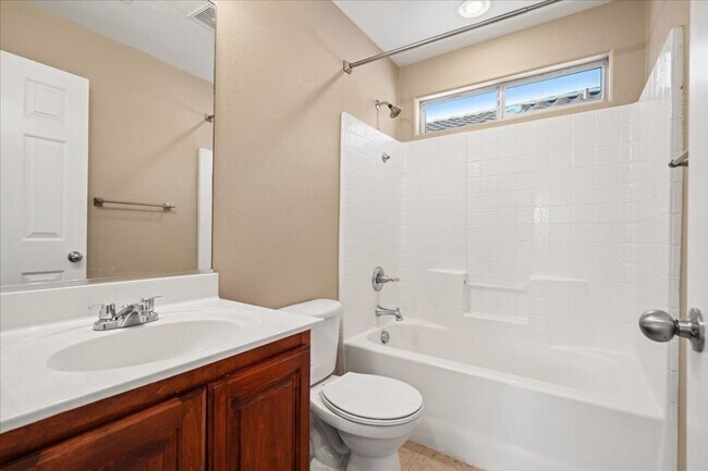 Building Photo - Spacious 3 bth Upstairs Plus Loft Bedroom, New Floors, New paint, No Carpet