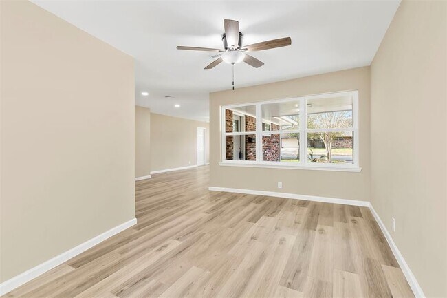 Building Photo - 10615 Clematis Ln