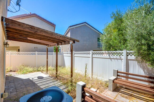 Building Photo - 2 Story 2 Bedroom Gated Community Amazing Location