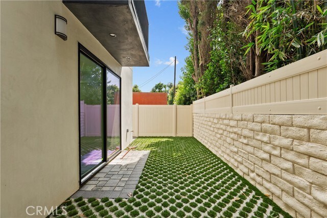 Building Photo - 13944 Vanowen St