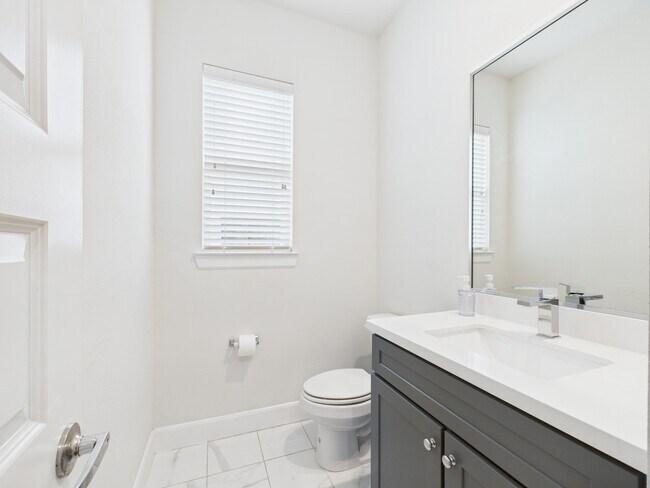 Building Photo - 2761 Clinton Dr