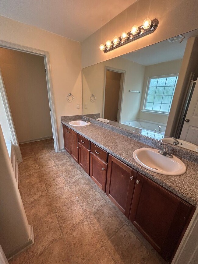 Building Photo - 4 bedroom/2.5 bathroom in Savannah, GA