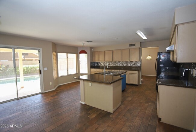 Building Photo - 842 N Naples Dr