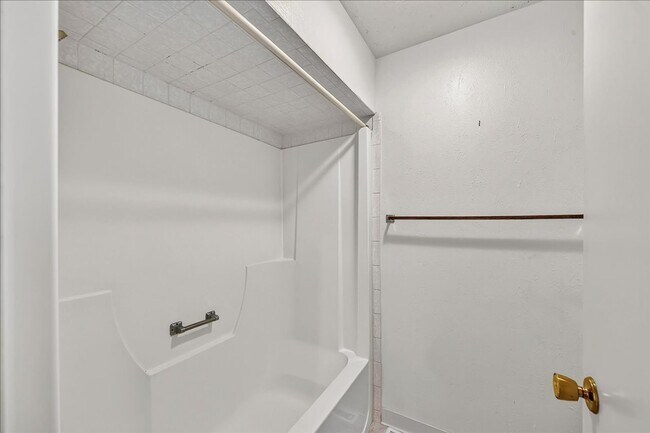 Building Photo - Charming SE Boise Townhome Near the Greenbelt