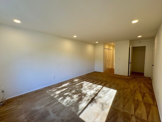 Building Photo - Large 2 bed 2 bath