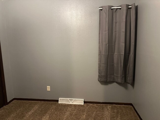 Building Photo - Spacious 3 BR/2 BA in nice north-side culdesac!