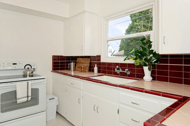 Building Photo - 1330 NE Church St