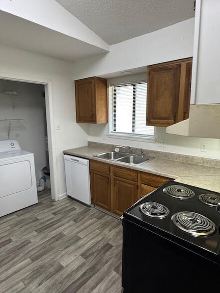 Building Photo - 6 Whispering