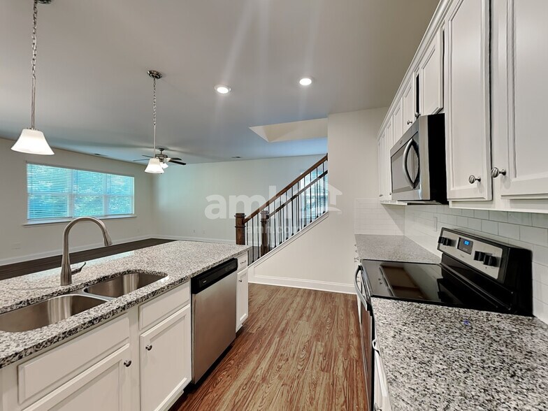 Building Photo - 3328 Okelly Dr