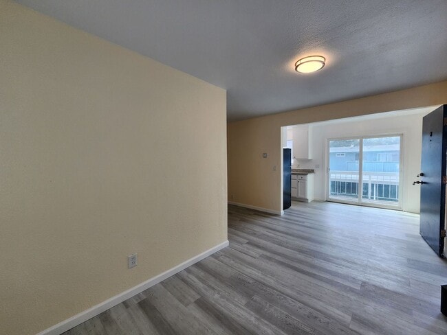 Building Photo - 1075 Delport Ave