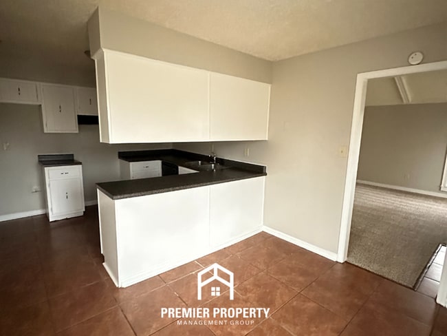 Building Photo - Spacious 3BR/2BA Memphis Home w/ Vaulted Ceilings, Fireplace & 2-Car Garage