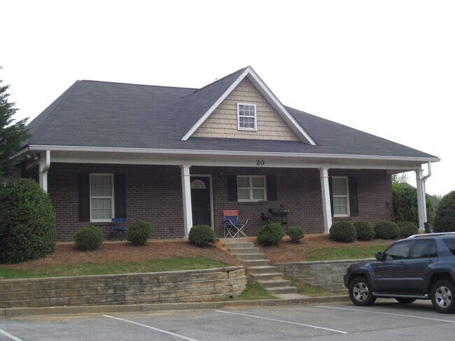 Primary Photo - 807 W Longleaf Dr