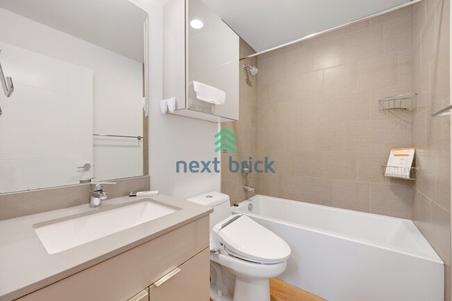 Building Photo - A beautiful 3 bed and 2 bathroom townhouse for rent