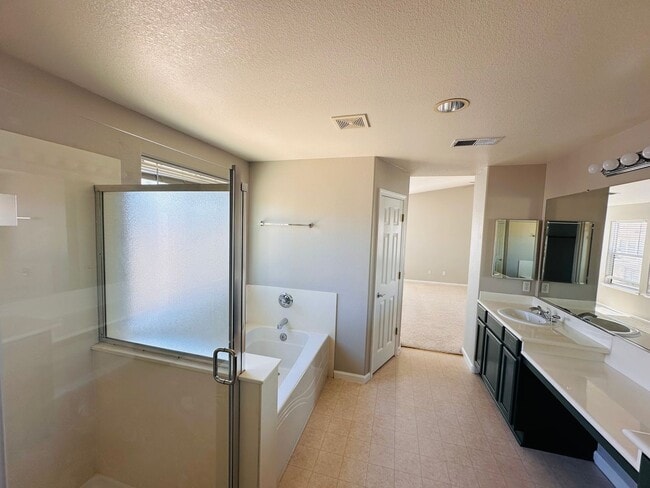 Building Photo - Full Bedroom and Bathroom Downstairs