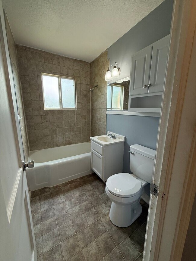 Building Photo - 638 S Woodlawn Blvd