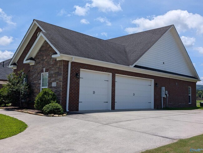 Building Photo - 7126 Weeping Willow Dr SE