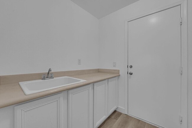 Building Photo - 914 Armandito Dr