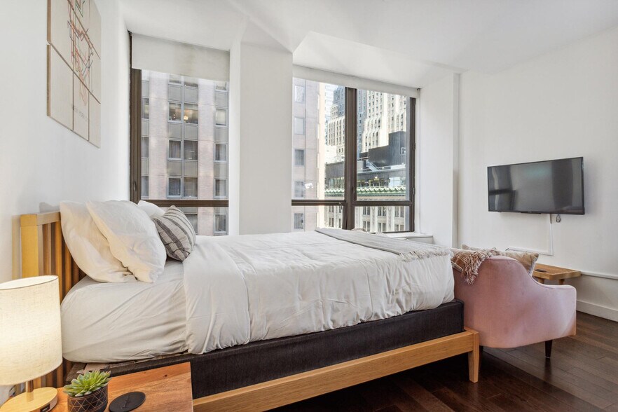 Building Photo - 110 Wall St