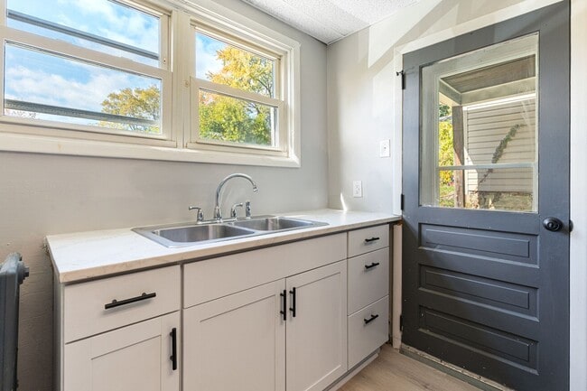 Building Photo - 3 bed 1.5 bath - freshly updated top to bottom, dishwasher, laundry, off street parking