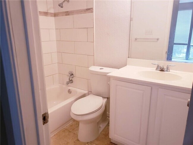 Building Photo - 2002 N Fitzhugh Ave