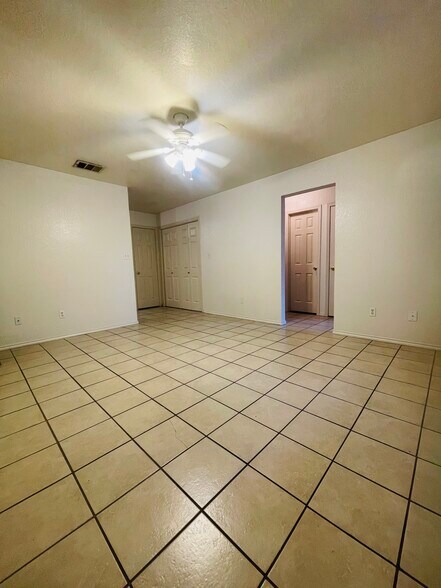 Living room - 2804 Cantabrian Dr