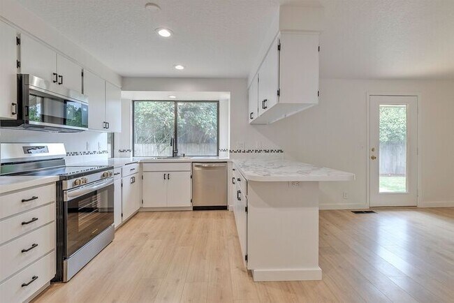 Building Photo - Updated Single Level Home with Large Fence...