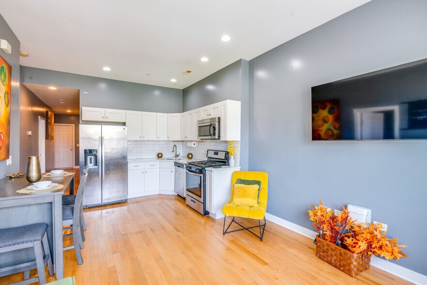 Building Photo - 4241 S Langley Ave