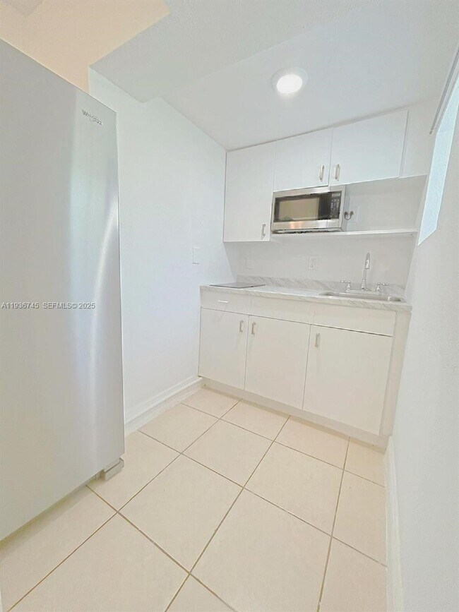 Building Photo - 121 SW 51st Ave