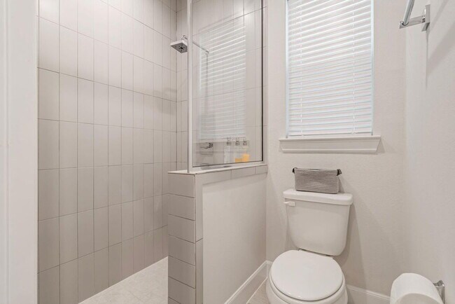Building Photo - Great Opportunity! Modern three-story home located in the heart of EaDo, offering a well-designed...