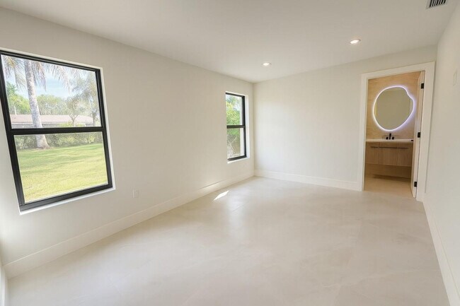 Building Photo - 4919 SW 28th Ave