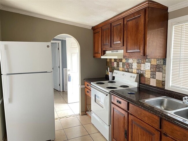 Building Photo - 417 Lenora Dr
