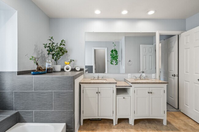 Building Photo - Spacious 3 Bedroom Townhouse-Style Condo N...